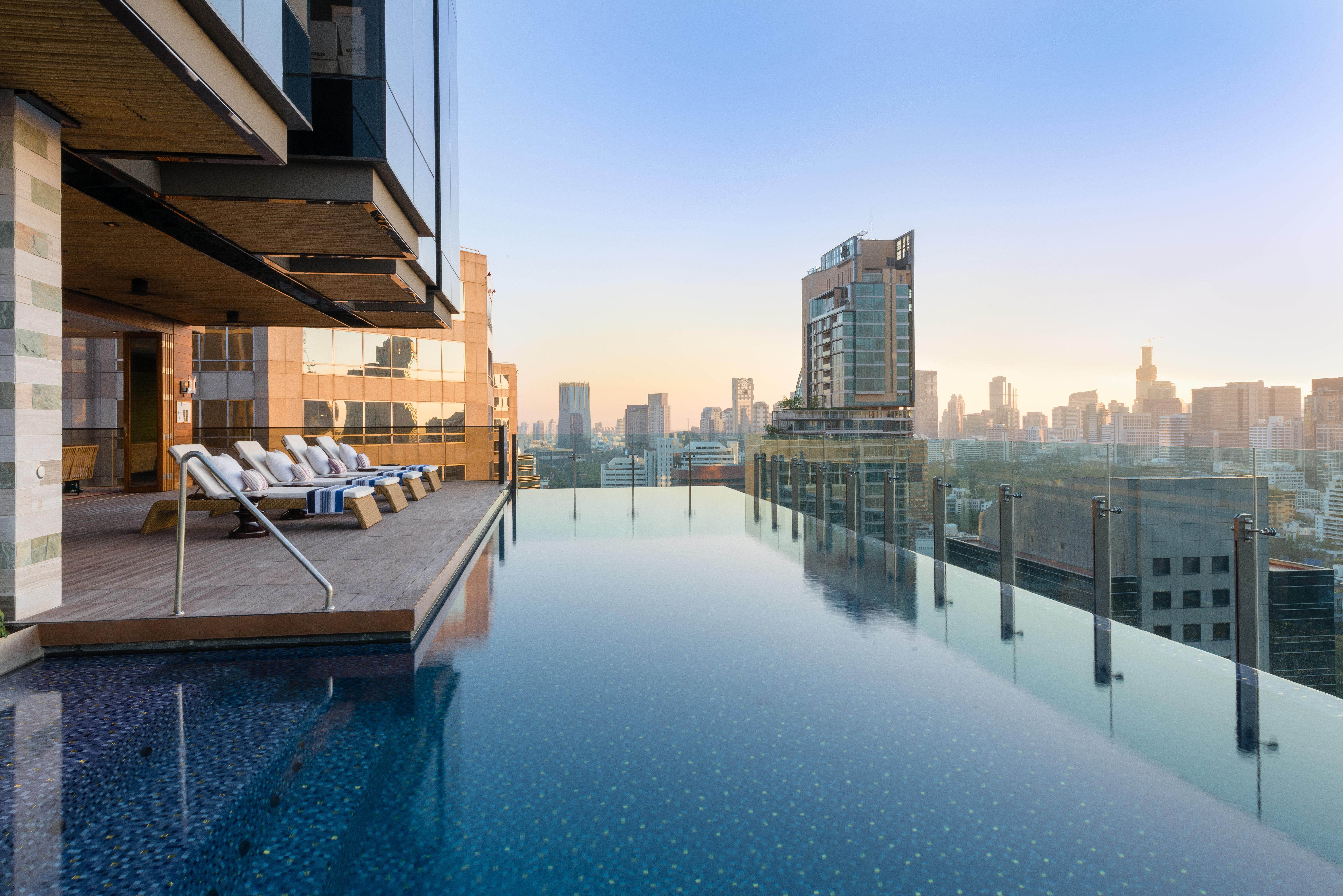 Hotel Indigo Bangkok Wireless Road By Ihg Kültér fotó Infinity pool at the hotel