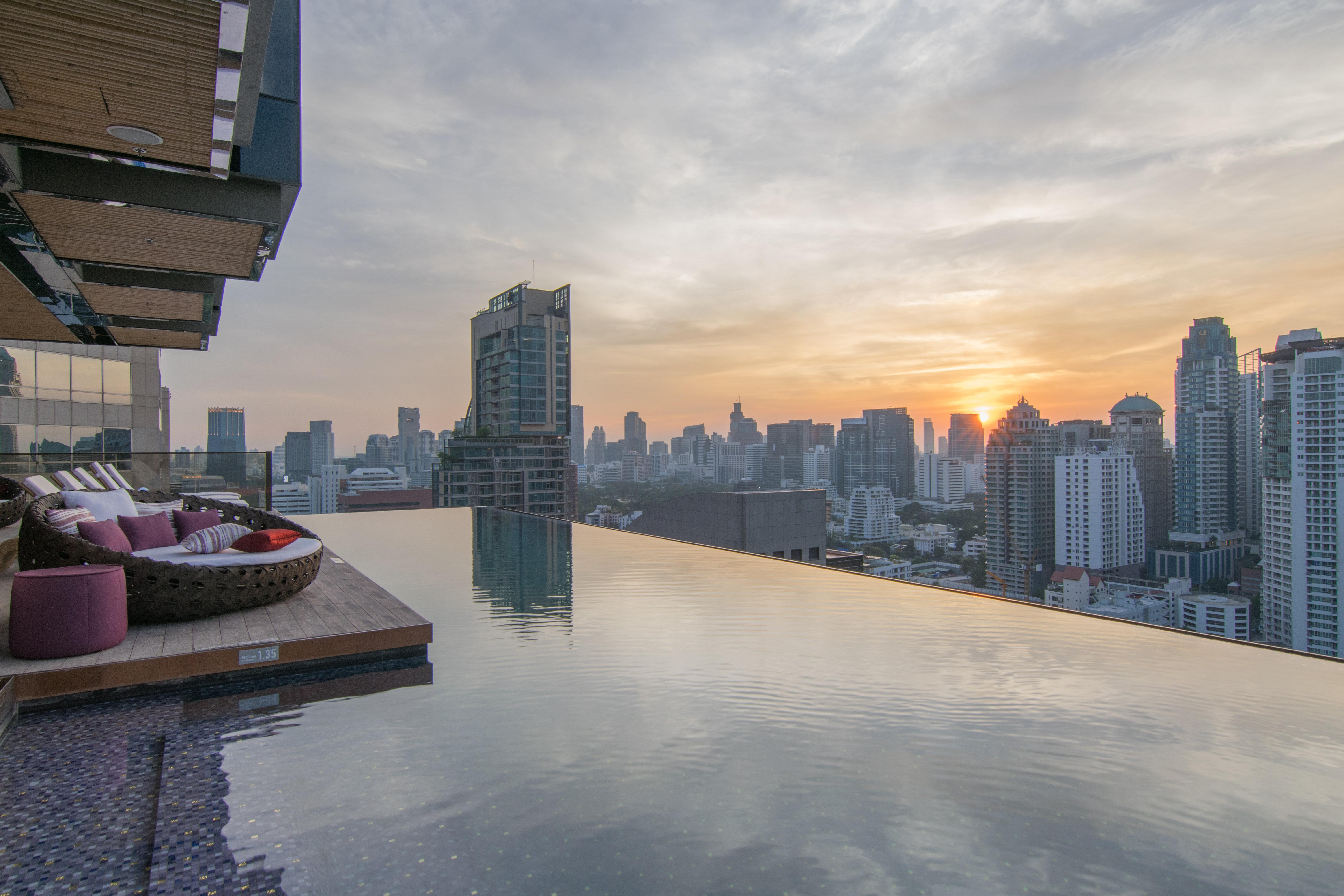 Hotel Indigo Bangkok Wireless Road By Ihg Kültér fotó View from the rooftop pool