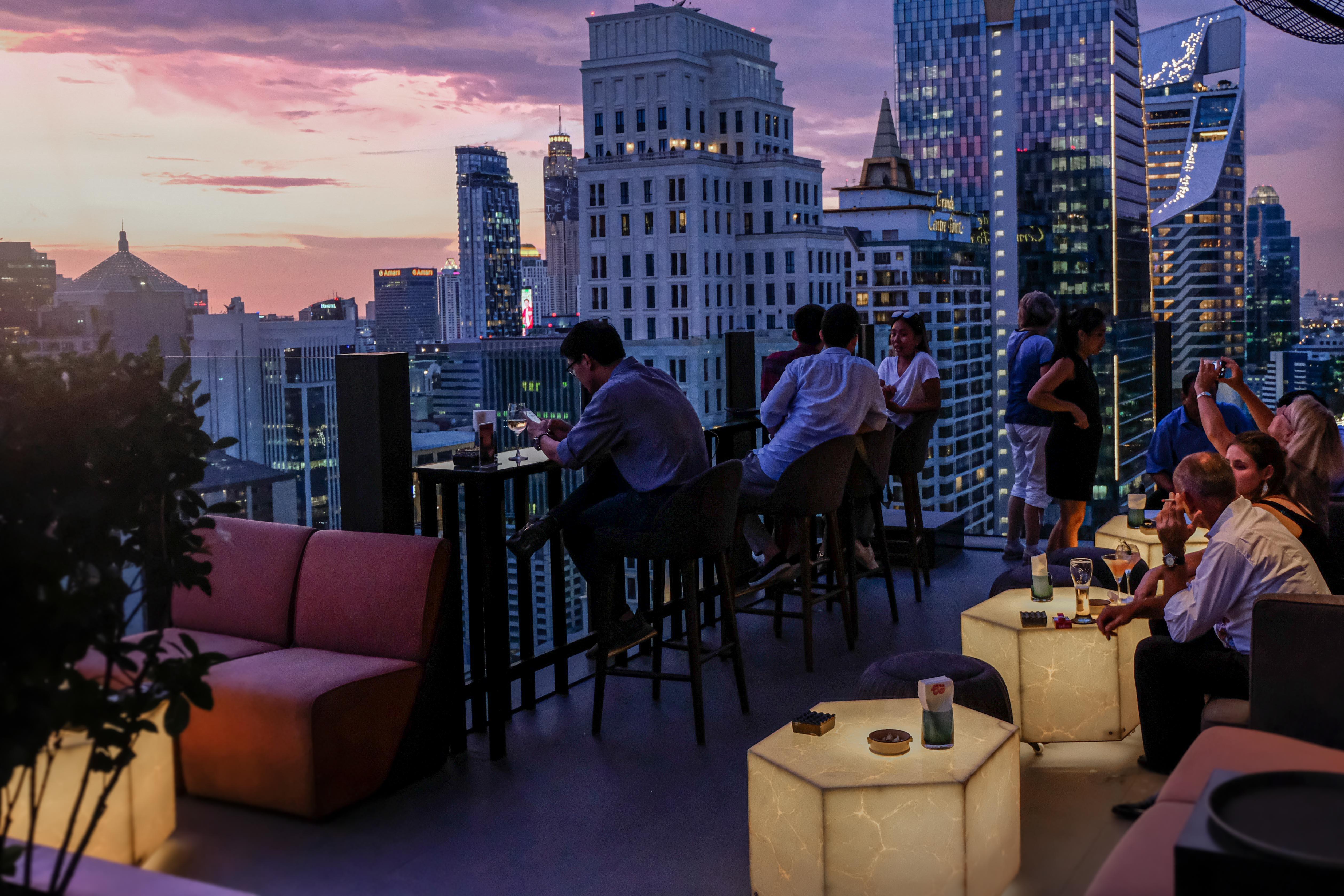 Hotel Indigo Bangkok Wireless Road By Ihg Kültér fotó The 137 Pillars Hotel Rooftop Bar