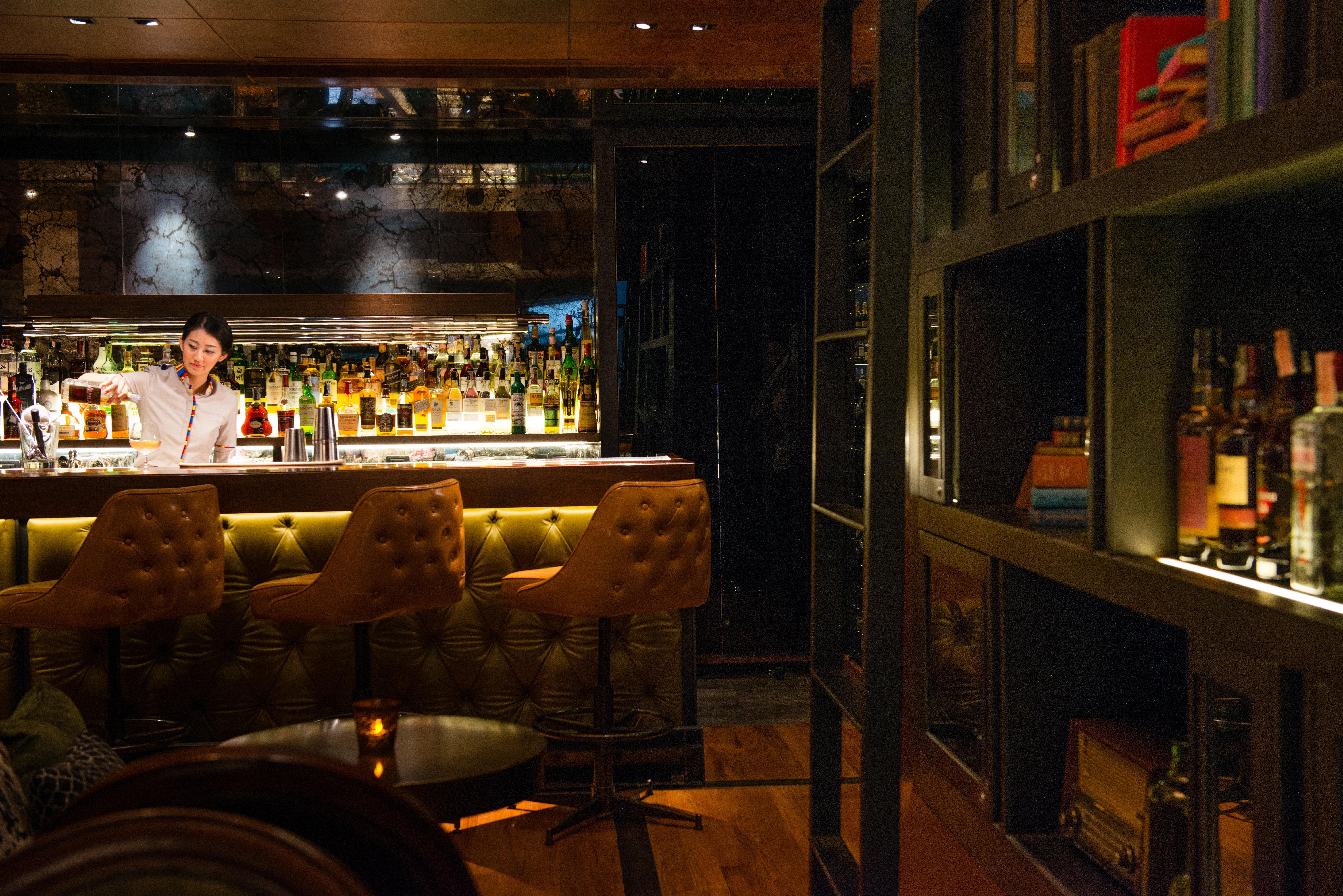 Hotel Indigo Bangkok Wireless Road By Ihg Kültér fotó The bar at the Mandarin Oriental, Hong Kong